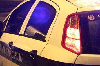 Ostia, autocarro danneggia ponte sulla via del Mare: traffico in tilt a Roma Sud