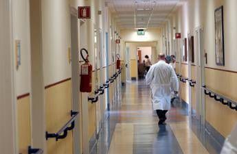 Neonato muore poche ore dopo la nascita a Perugia: indagati 22 operatori sanitari