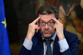 Manovra, scostamento da 28 miliardi. Giorgetti: “Serve un approccio più prudente”