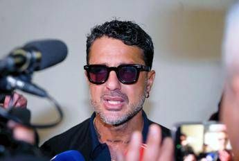 Fabrizio Corona e figlio minacciati, auto dell’ex re dei paparazzi presa a colpi di catena