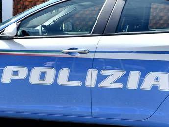 Paura a Roma, nuda e armata di coltello minaccia passante: bloccata con taser e portata in ospedale