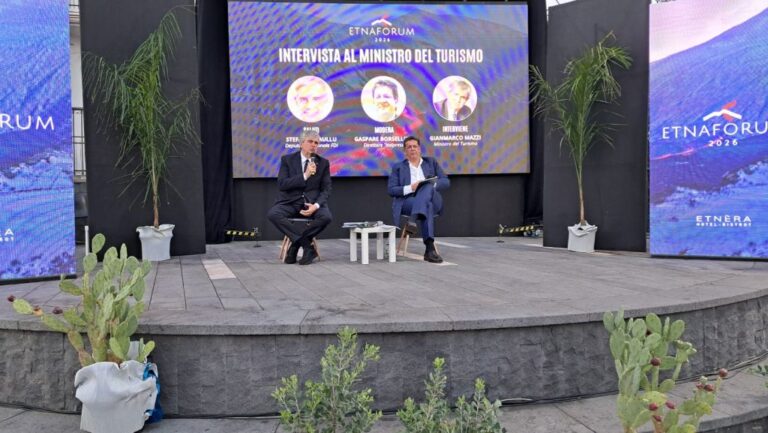 Il turismo italiano si evolve: intervista al ministro Mazzi all’Etna Forum