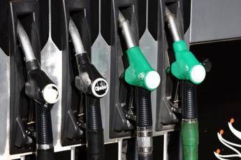 Caro carburanti, prezzo medio self benzina a 2,155 euro e gasolio a 2,340