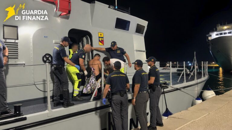 Barca distrutta da un incendio al largo di Marsala, la Guardia di Finanza salva un uomo / Video