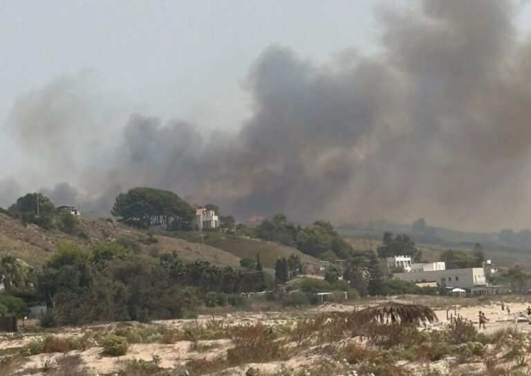Incendio devastante a Menfi, evacuate trenta persone