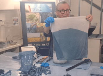 Turismo, a Tolosa tra tessuti e cosmetici la tintura ancestrale del bleu de pastel diventa esperienza