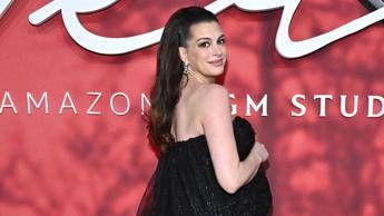 Anne Hathaway torna con ‘Verity’: “Oggi si può scegliere la propria verità, è inquietante”