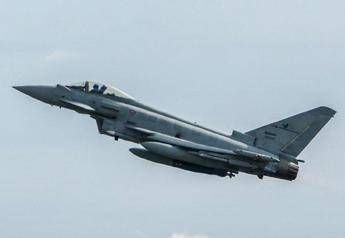 Attacco a base aerea in Arabia Saudita, colpito F-2000 italiano. Crosetto: “Nessun militare coinvolto”