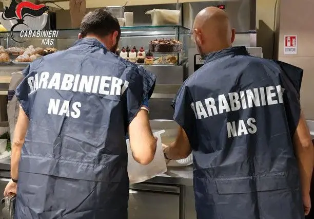 Blatte e carenze igienico-sanitarie, chiuso un bar-pasticceria a Catania