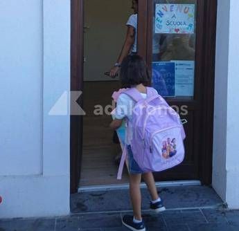 Campanella solitaria per la piccola Aysha, l’alunna che non può copiare: a scuola c’è solo lei