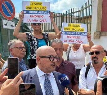 Campi Flegrei, flash mob opposizione di centrodestra in consiglio regionale sotto Comune Pozzuoli