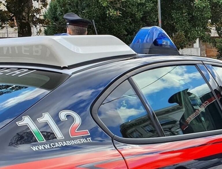Sparatoria nella notte nel centro storico di Catania, danneggiate diverse auto