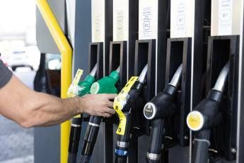 Carburanti, tetto ai prezzi in metà delle stazioni di servizio: calano benzina e gasolio