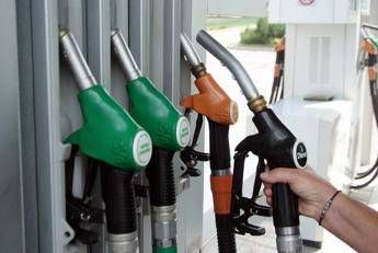 Caro carburanti, Confetra: “Per autotrasportatori nessuno sconto, gasolio extra rete costa più che alla pompa”