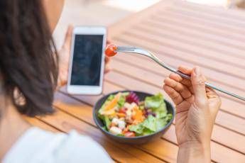 Dopo le vacanze gonfiore e intestino ‘bloccato’? Gli esperti sfatano il mito detox e spiegano cosa fare ﻿