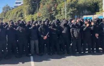 Gb, centinaia di manifestanti incappucciati bloccano Dover: “Fermate le barche dei migranti”