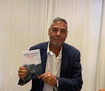 ‘I figli si baciano di notte’, nuovo romanzo di Andrea Vianello