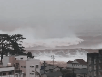 In Giappone il tifone Dujuan fa 4 morti poi si allontana dalla costa orientale: quasi due milioni di evacuati e 6 dispersi