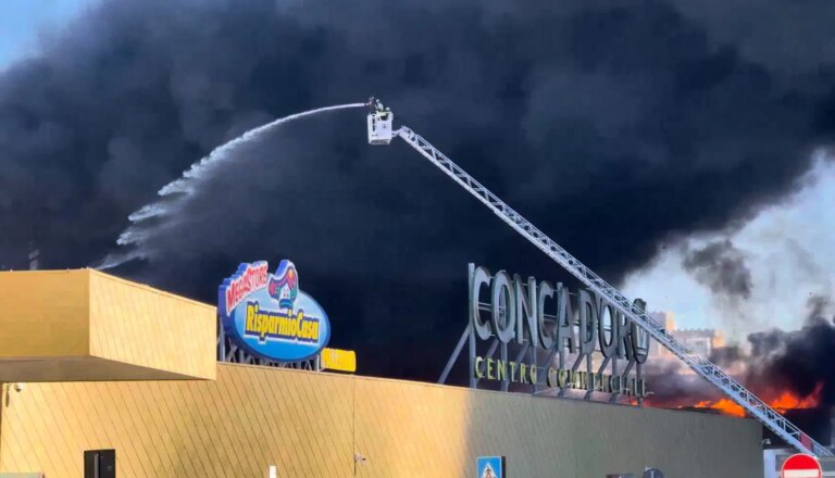 Incendio sul tetto del centro commerciale Conca d’ Oro di Palermo, in corso le operazioni di evacuazione