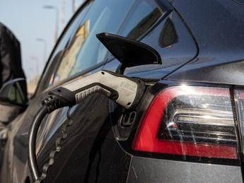 L’estate 2026 con l’auto elettrica, il racconto tra caldo record e bollini neri