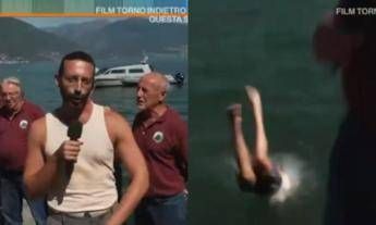 Mario Acampa, inviato di Camper, si spoglia e si getta nel lago in diretta tv: “Grazie a tutti”