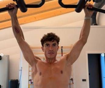 Marquez e la foto choc: il pilota mostra la spalla ‘deformata’