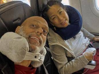 Max Parisi, il viaggio in Usa per il tumore al pancreas: “Con nuovo farmaco spero di arrivare a Natale”. L’oncologa: “Non risolutivo”