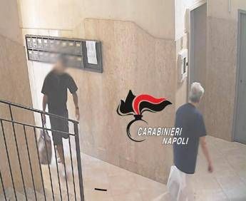 Napoli, l’ultima tecnica per le rapine: “Con la scusa di aiutare con la spesa segue anziane in ascensore”