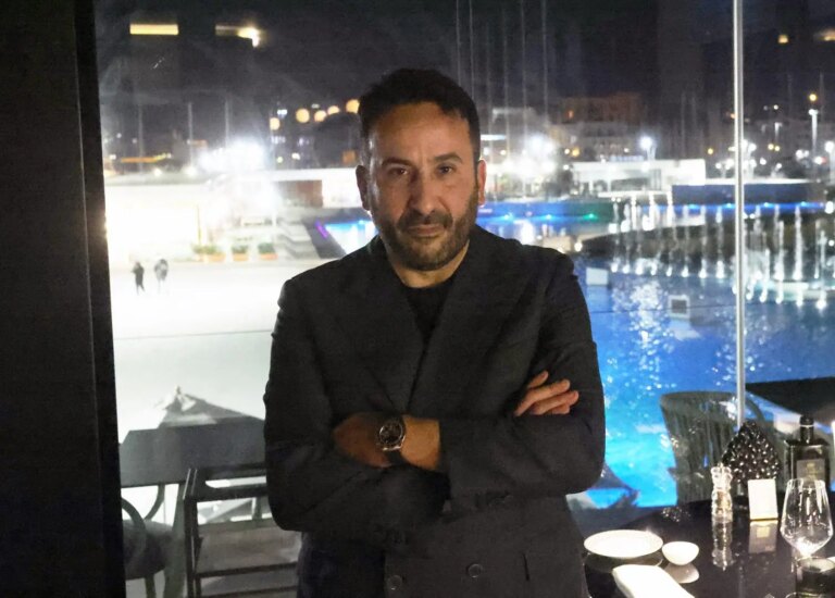 Natale Giunta denuncia “Colpito da un POS nel mio locale”. Lo chef “Non abbasso la guardia, certa gentaglia da me non entra” / Video