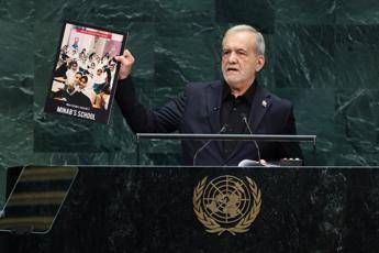 Onu, Pezeshkian ricorda gli studenti morti nei raid: “Iran vittima di terrorismo”. La delegazione Usa lascia l’aula