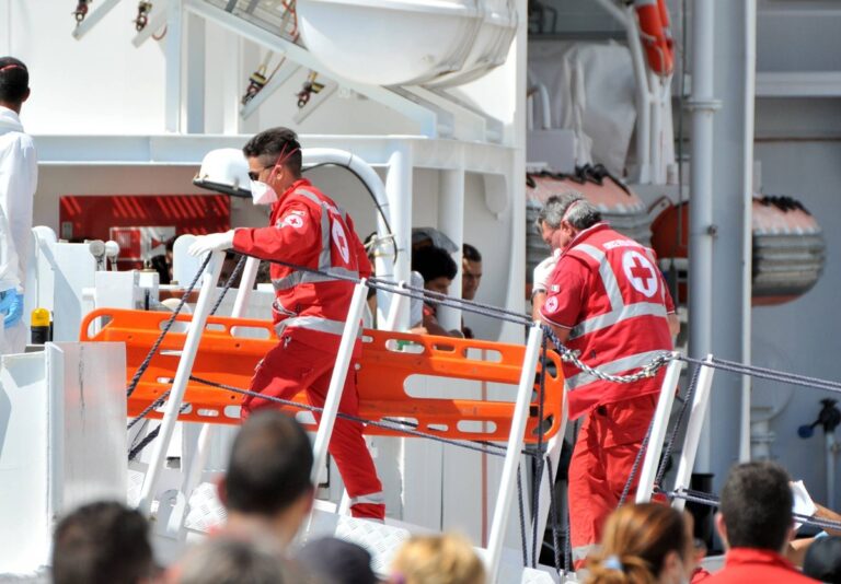 Migrante nascosto in auto muore nel traghetto da Tunisi a Palermo, fermata una donna