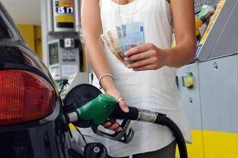 Prezzi benzina e diesel, non si fermano gli aumenti. Unc: “Pieno gasolio costa 40 cent in più in un giorno”