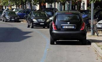 Strisce blu e nuovo Codice della strada, cosa cambia nel 2026: le nuove regole