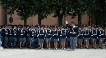 Tatuaggi vietati e gonna obbligatoria nelle cerimonie per poliziotte, Silp Cgil: “E’ discriminatorio”