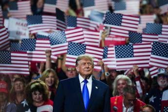 Trump, comizio show di due ore a Dallas: “5mila dollari a ogni americano se i Repubblicani vincono i midterm”