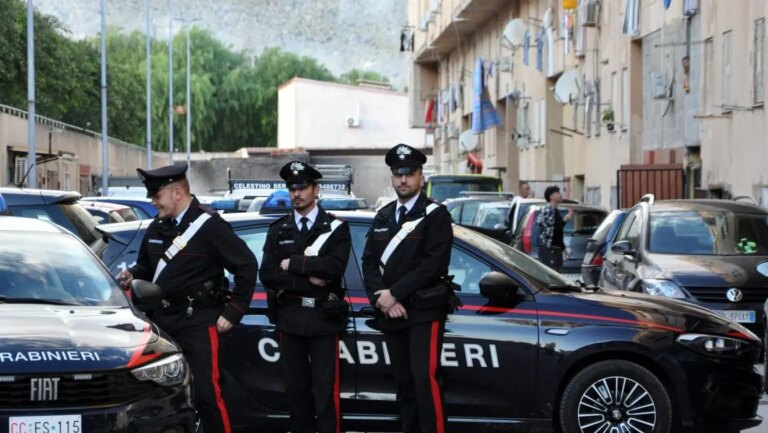 Incendio allo Zen di Palermo, trovato in un magazzino il corpo carbonizzato di un uomo