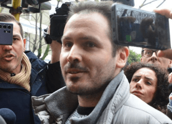 Garlasco, i consulenti di Sempio: “Il killer di Chiara Poggi indossa scarpe taglia 40. Impronta 33? Non è di Andrea”