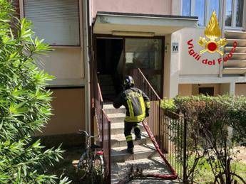 Milano, anziana muore nell’incendio dell’appartamento