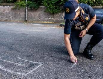Roma, investe bimbo davanti alla scuola e scappa: 54enne denunciato