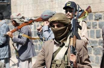Yemen, coalizione saudita annuncia “operazione speciale” a Sana’a. Houthi: “Dura risposta se colpite la città”